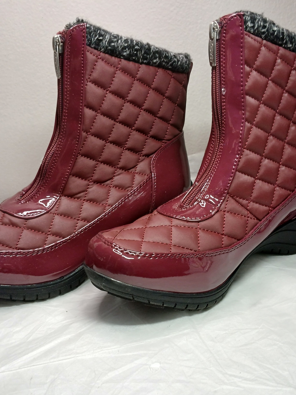Khombu Quilted Burgundy Ankle Rain Boots Front Zip Womens Sz 10M Megan Style